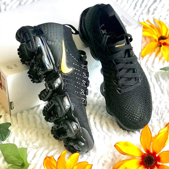 all black vapormax womens